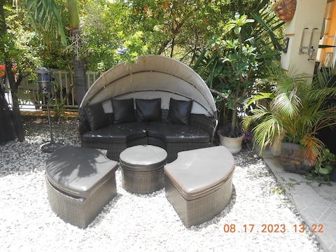 2-24/7 Electricity/Water/Wi-Fi/TV 
-Private Chef-