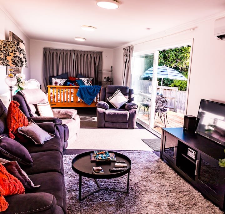 Sunny, Secluded, Home Away At Cheryle's - Tauranga