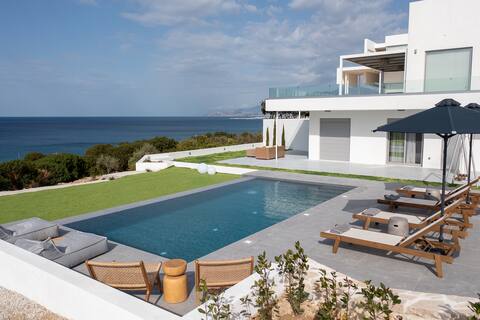''Nouvelle Villa'' overlooking the sea