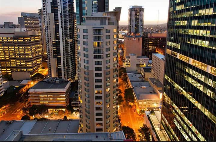 Sky-high Urban Escape 1br | Pool, Gym & Sauna - Brisbane