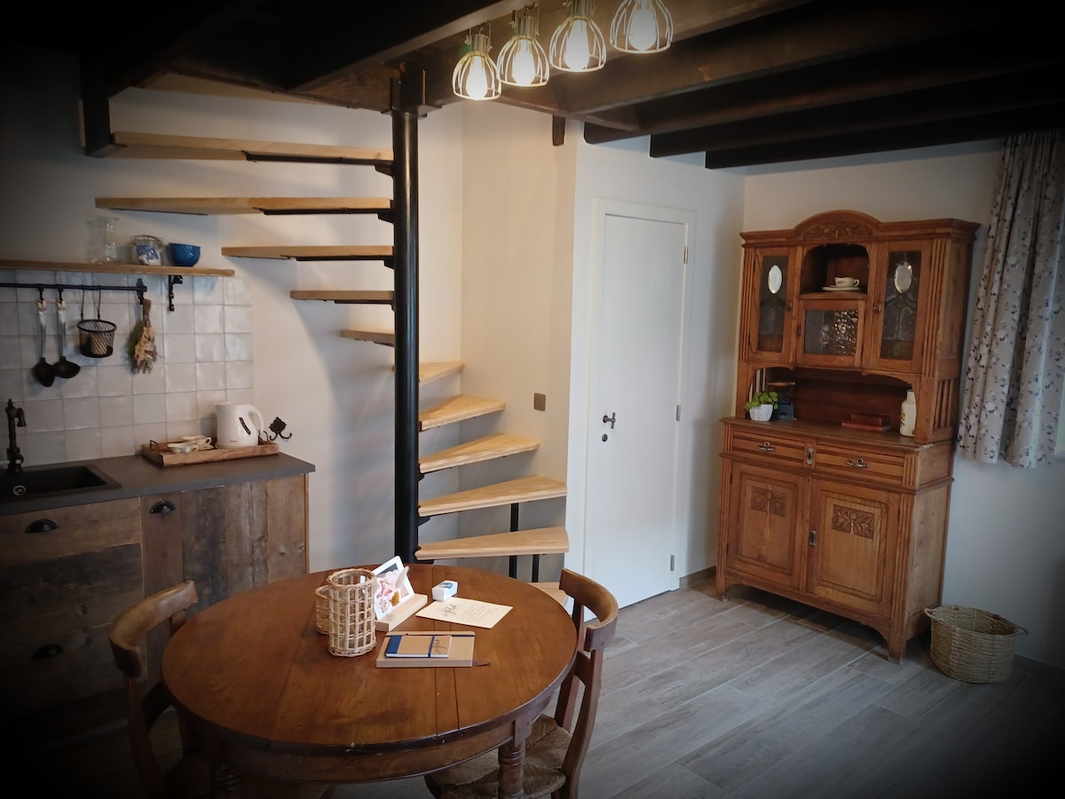 Popular Airbnb listing: "Klein Geluk": warm coziness in bakery. in Brugge