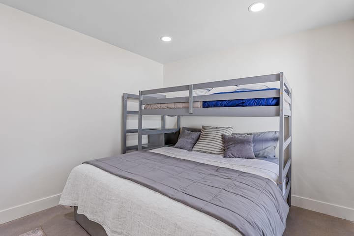 Dhomë krevati Bunk. Twin, Queen, Double Trundle. Dhomë për të gjithë familjen!