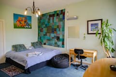 Charming%2C+secure%2C+eco-home+with+pool+and+gym