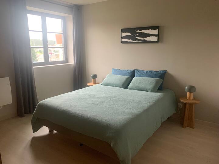 2号卧室，配有一张加大双人床 