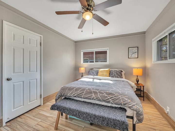 Habitación 1: Dormitorio natural lleno de luz con un colchón de espuma viscoelástica Ashely queen de alta calidad. Termina el banco y las cálidas lámparas de luz. La habitación tiene un ventilador para una brisa luminosa y espaciosa para un sueño cómodo 