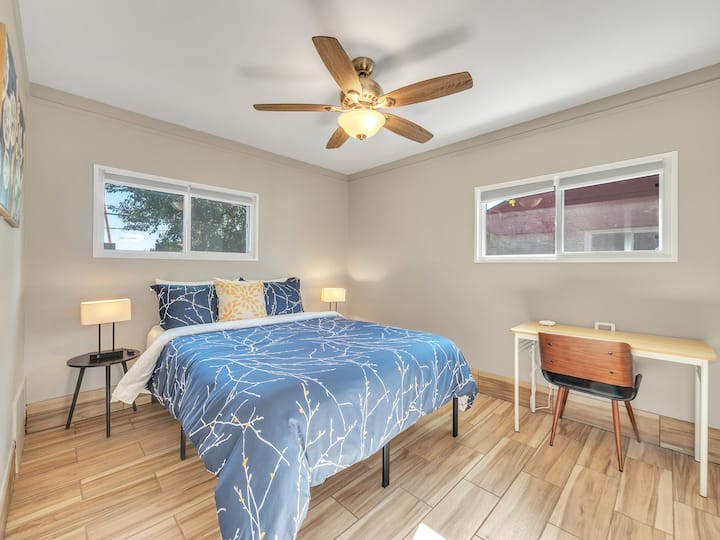 Habitación 2: dormitorio natural lleno de luz con escritorio para trabajar. Las habitaciones disponen de una sala de abeja que oscurece las persianas. El ventilador permite la circulación del aire y una brisa agradable. 