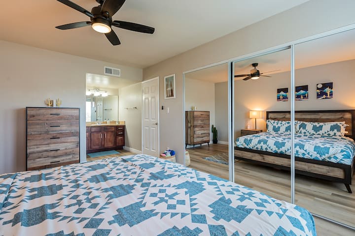 Главната спална соба има голем огледален плакар и многу природна светлина.