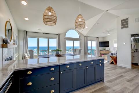 2 Oceanfront Decks, Hot tub, Walk to Everything