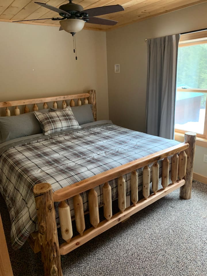 cama tamaño king ubicada en el nivel principal