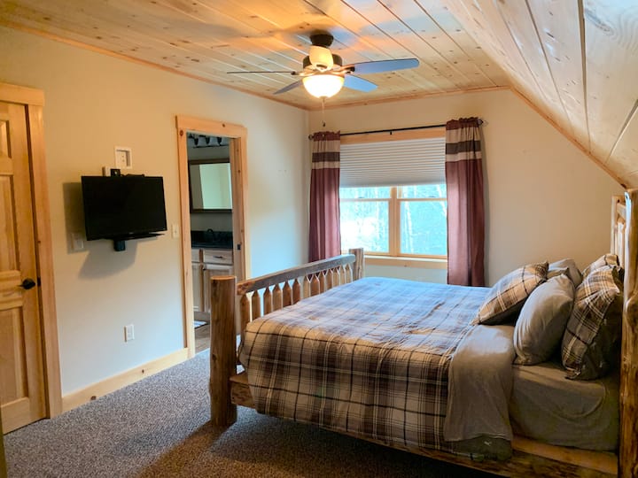 dormitorio principal con cama tamaño king y baño en suite; ubicado en el segundo piso