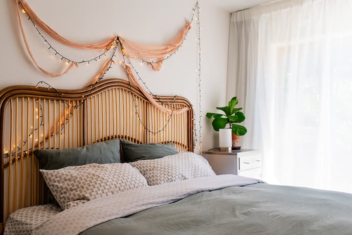 Amplio dormitorio king en la planta baja con puertas francesas a un jardín privado.