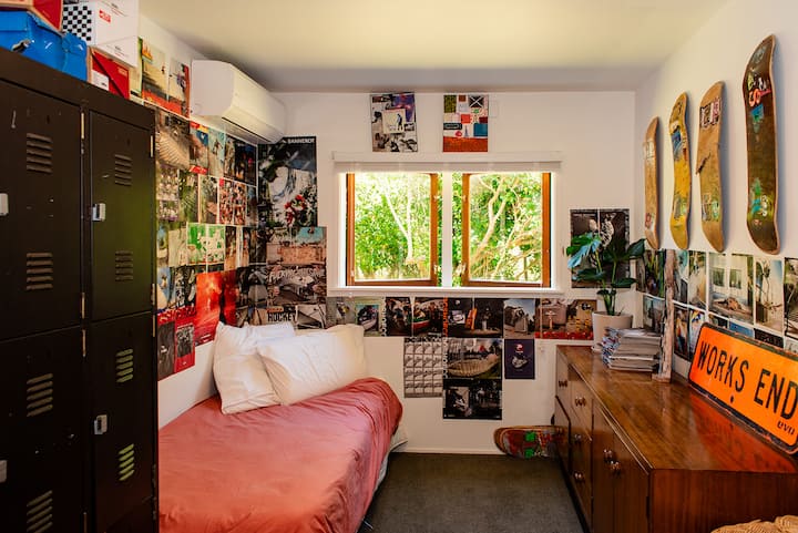 El tercer dormitorio de abajo tiene dos camas individuales y es ideal para niños. Esta habitación tiene una bonita vista privada a la reserva contigua.  Cada dormitorio tiene una bomba de calor para la calefacción y la refrigeración según sea necesario para la temporada.