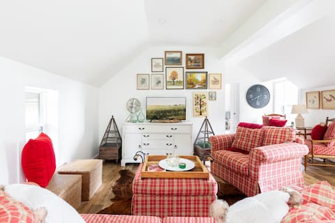 Successful Airbnb property: Muskoka Cottage Inspired Downtown Loft in Bracebridge