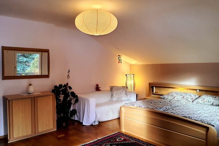 Welcome to CasaLucia!
One of 3 big cozy sleeping rooms. This with a 2,00 meter big bed, a waredrobe, a sofa and acces to the balcony with a amizing view to the garden side.