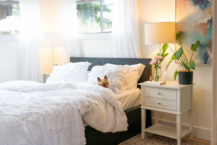 *sigh* Yorkies, ammiright? Here's the thing. My linen obsession is a gift (to you) and a curse (to me). Paris Hilton here can make herself at home because she knows I've got 14 luxe bedding ensembles just like this one in the supply room downstairs. 