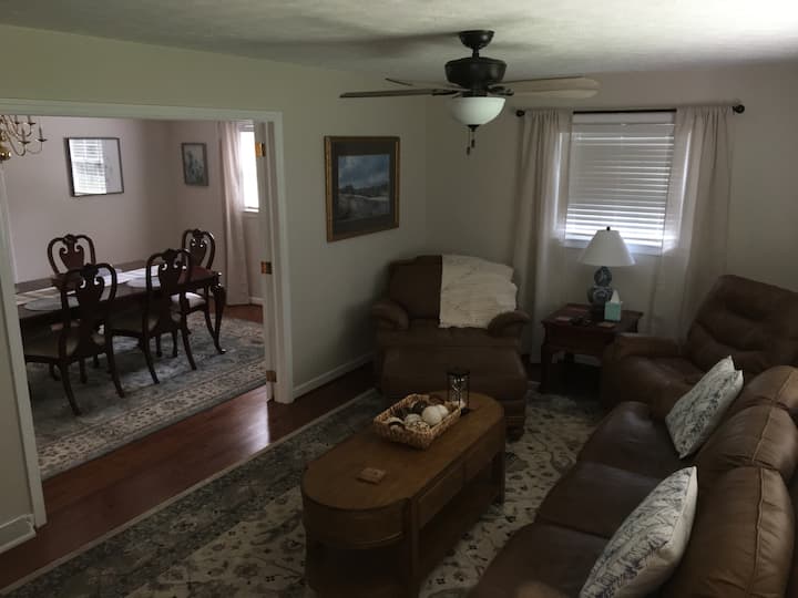 Not A Revolving Door Airbnb - Easley, SC