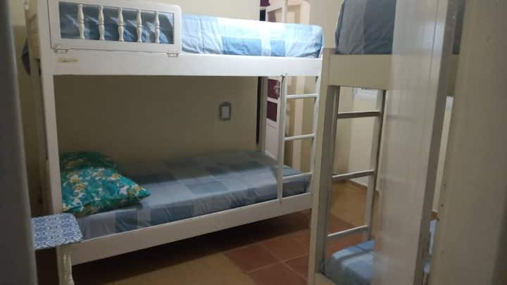 Bweni la 2 kwa watu 4:
Feni ya dari ya vitanda 2 vya ghorofa
