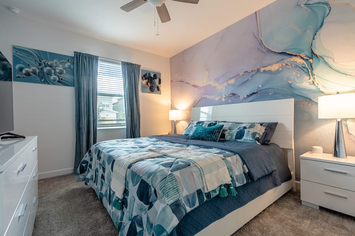 Bedroom 2 - Abstract Theme