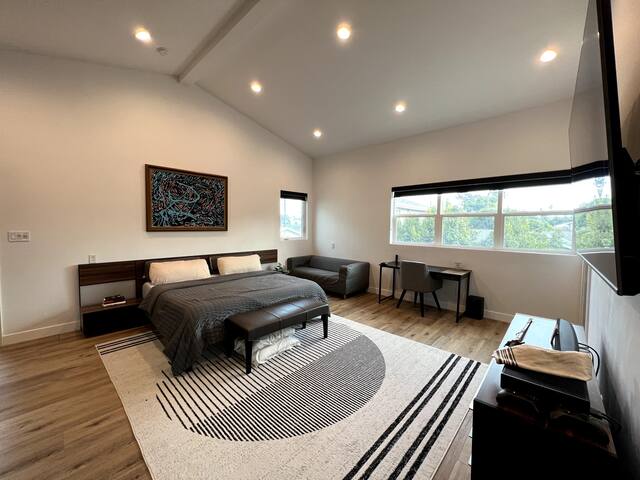 5 Bedroom House + Private Guest House with Hot Tub gallery image 3