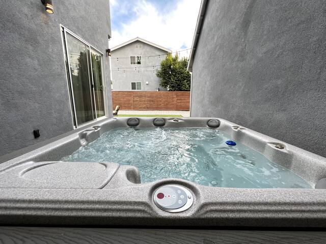 5 Bedroom House + Private Guest House with Hot Tub gallery image 5