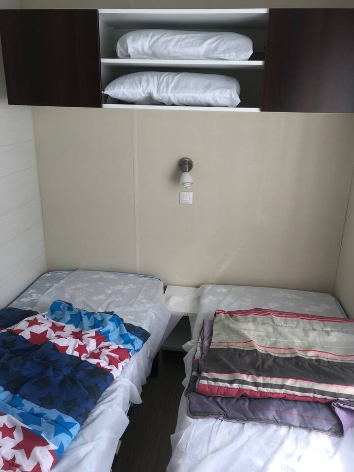 1 chambre avec 2 lits simples pouvant s'associer