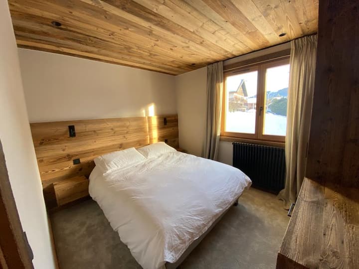 Chumba cha 2 cha kulala kilicho na kitanda cha watu wawili na televisheni