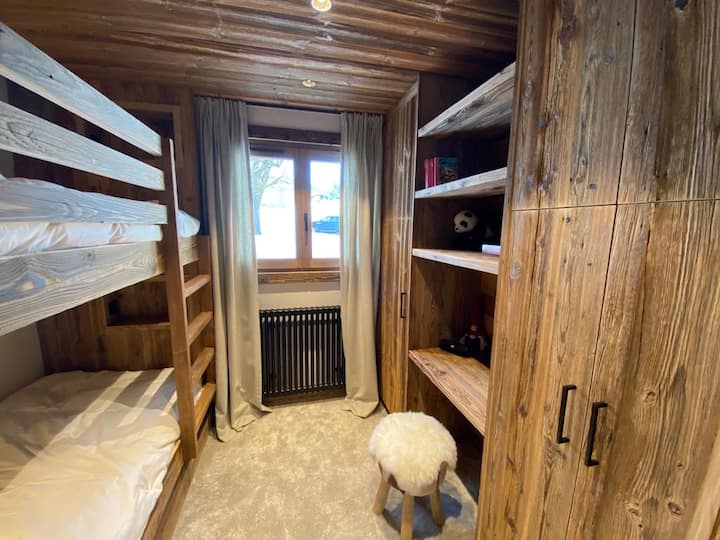 Chumba cha watoto kilicho na kitanda cha ghorofa na dawati