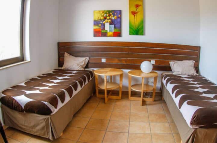 Habitación con camas individuales posiblemente ajustables