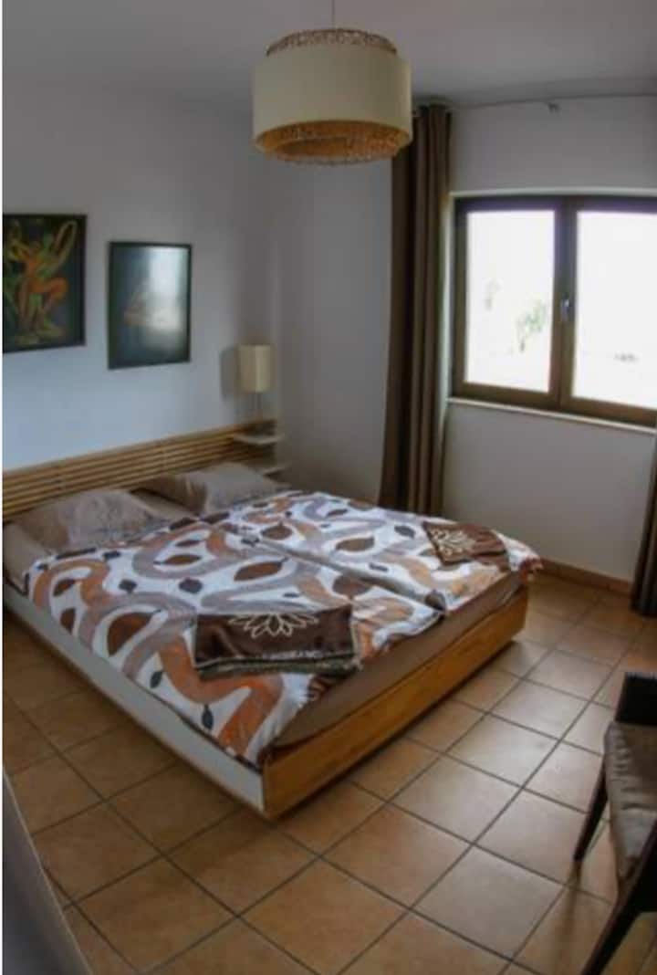 Habitación con cama matrimonial.