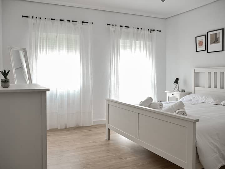 ห้องนอนใหญ่เตียงคู่ 150X190