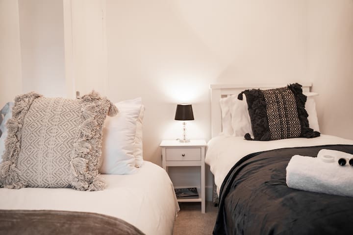 Спална соба 2: нашите удобни кревети и светло за читање ви помагаат да се опуштите за време на престојот.