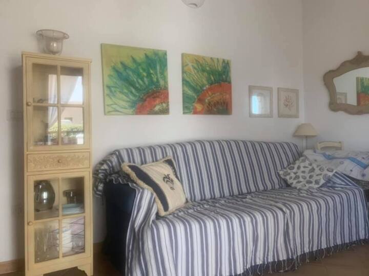 Вътрешна всекидневна зона в непосредствена близост до кухнята