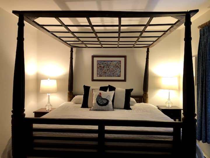 Сите велат дека имаат прекрасен сон во нашиот голем брачен кревет со балдахин!