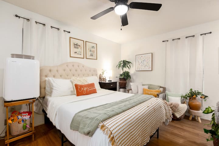 Ushqime të lehta, tasa uji dhe lodra të ofruara për miqtë tanë leshatorë pranë krevatit. 