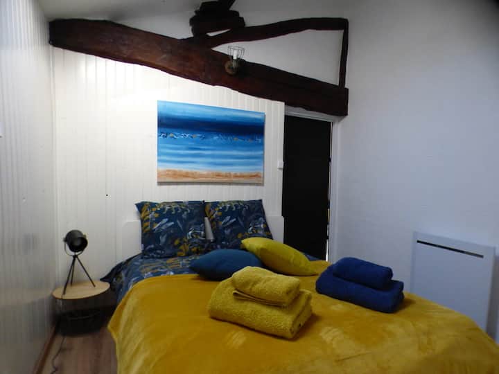 Une chambre avec un lit de 140 et sa salle d'eau attenante.
Linge de lit, linge de toilette fournis.
Chauffage électrique (inclus dans la prestation sans supplément)