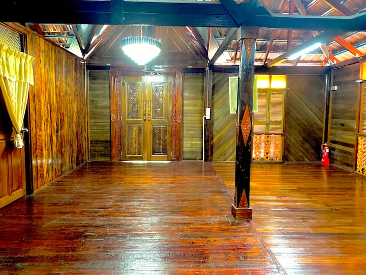 Hr Homestay (Spacious, Classic & Unique House) - Simpang Renggam