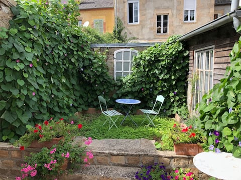 Furnished ground floor studio with equipped kitchen