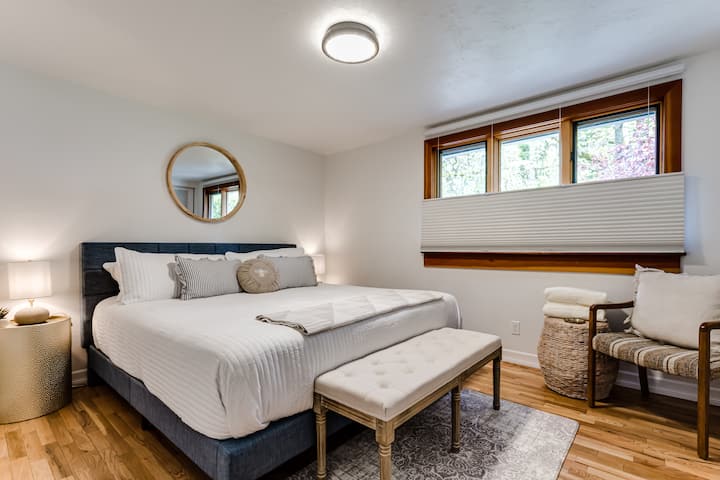 Veľká spálňa na hlavnej úrovni  s manželskou posteľou Queen.