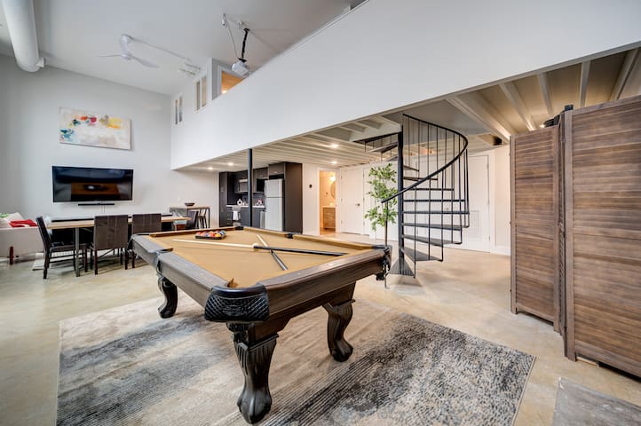 Modern, Stylish West Town Loft with Pool Table