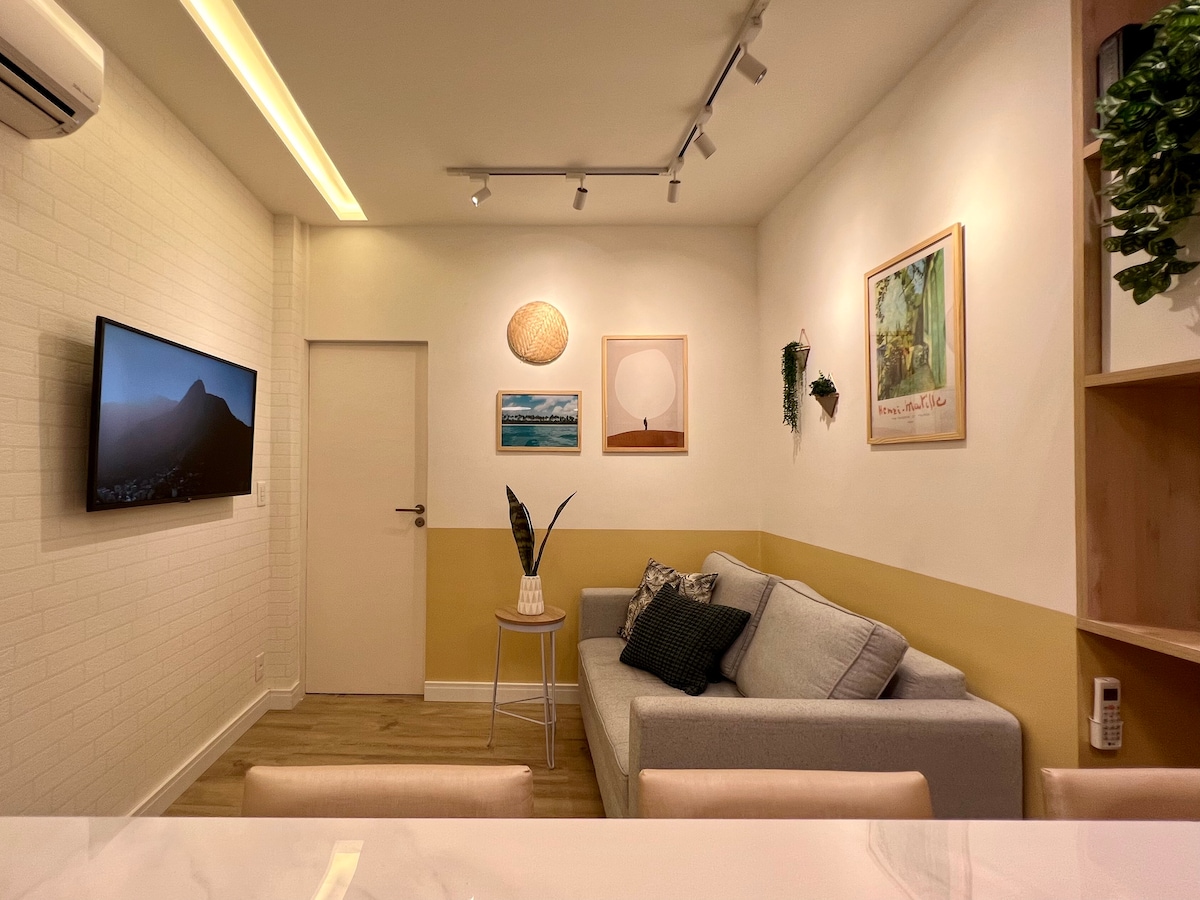 Vista a la sala de estar, con TV inteligente de 43 pulgadas