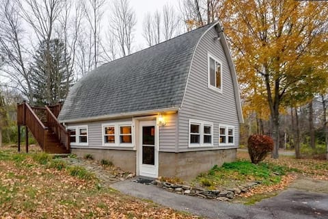 Cozy cabin 7-Acres & Pond!