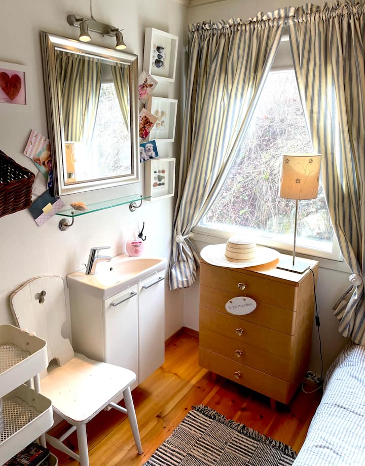 Pangalawang silid - tulugan na may sariling lababo na may mainit at malamig na tubig. Portable fan.