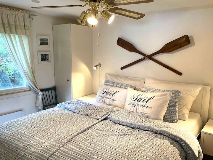 Master bedroom na may air fan sa kisame at air condition. Mosquito net sa lahat ng bintana ng kuwarto.
Lababo sa lahat ng silid - tulugan maliban sa solong silid - tulugan sa annex. 