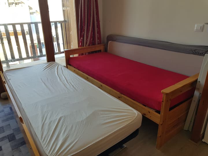 النوم في غرفة المعيشة.
إمكانية إقران قواعد الأسرة لتشكيل سرير بمقعدين