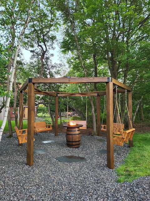 Entire cottage, Firepit, BBQ, in & out pool access