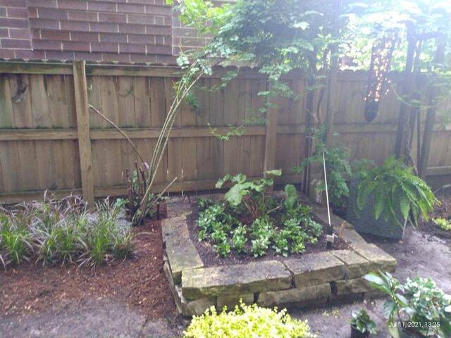 Lakeview/Wrigleyville 3 bedroom, 3 bath duplex up gallery image 2