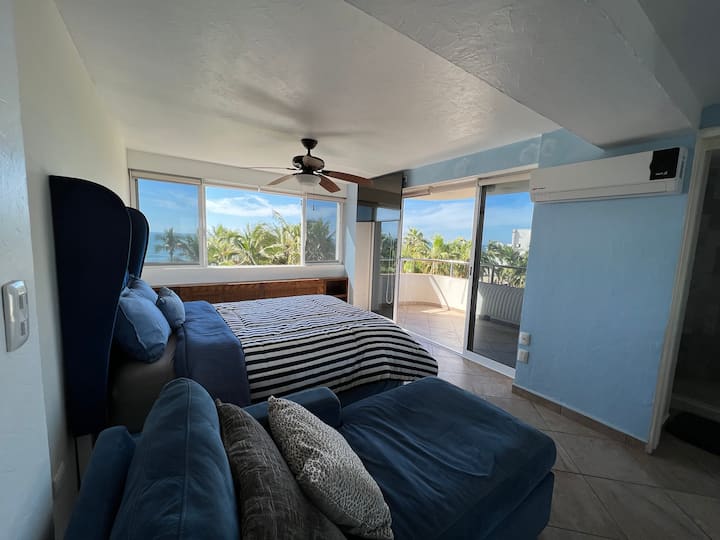 חדר שינה ראשי עם מרפסת המשקיפה לים 