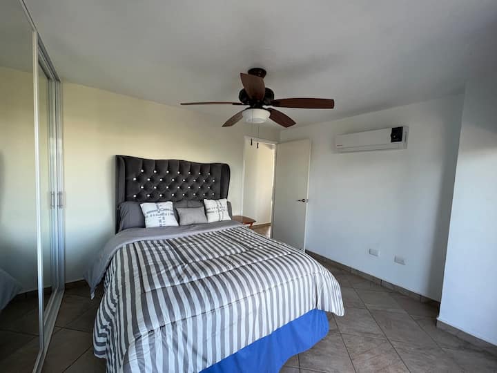 חדר שינה משני עם מיטת קווין סייז