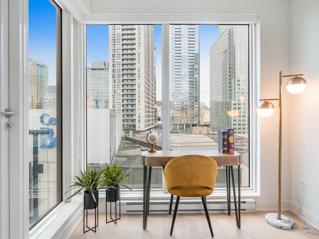 Sleek 2BR + Study in the Entertainment District gallery image 3