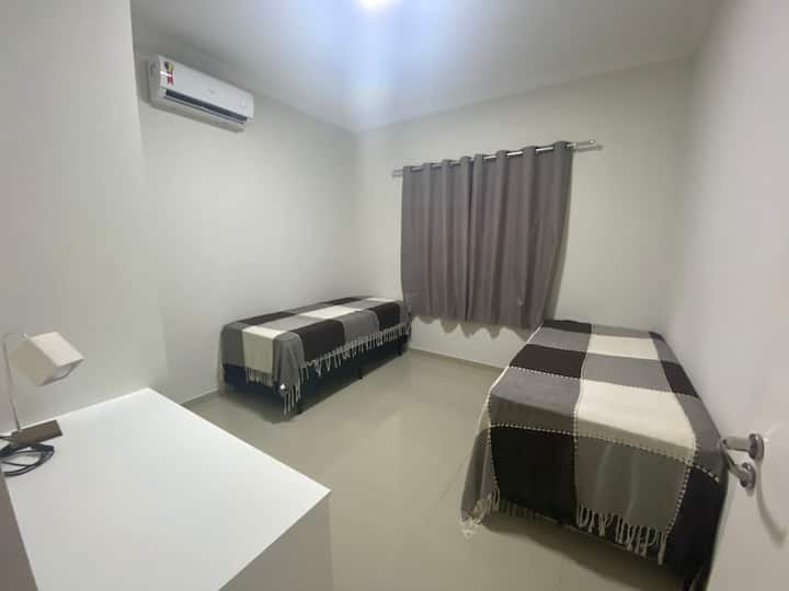 Camera da letto 01 - due letti singoli, armadio e scrivania per lavoro.